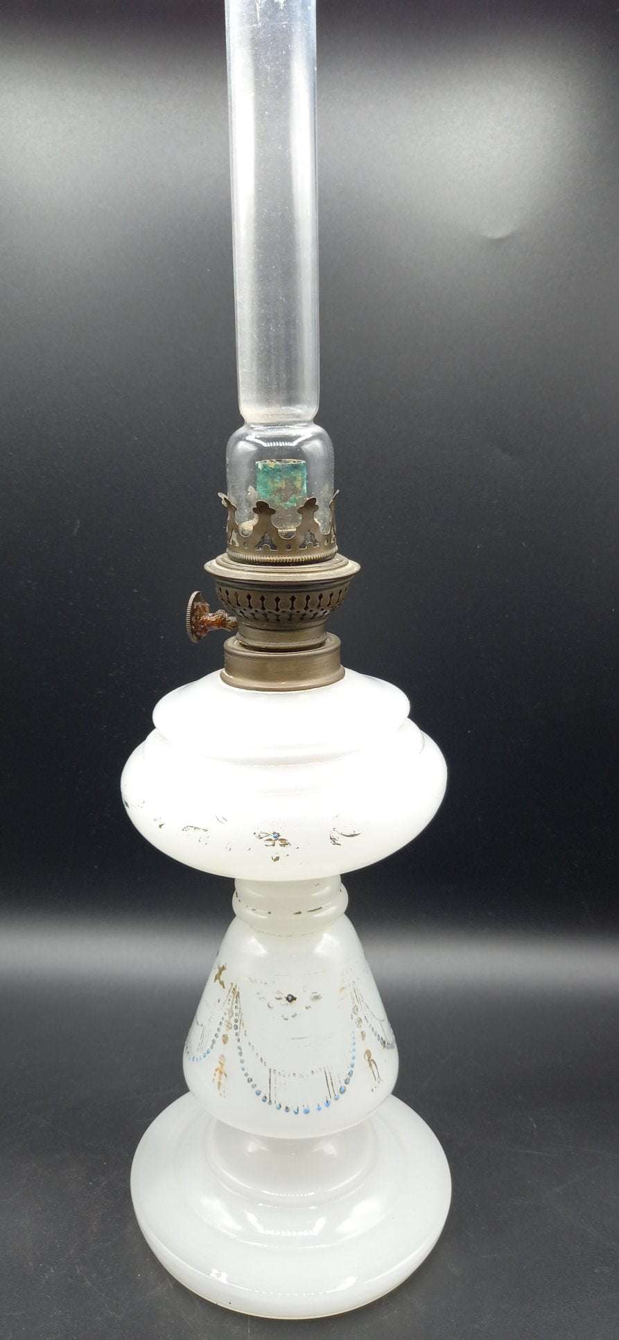 Quinqué de opalina pintado a mano con detalles florales y base blanca, estilo vintage ideal para decoración clásica de interiores.