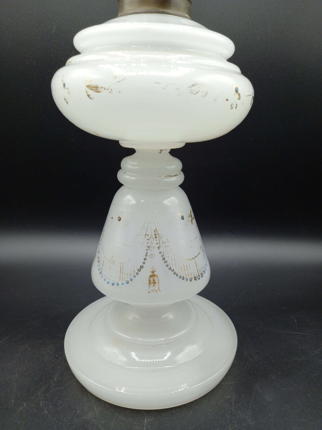 Quinqué de opalina pintado a mano con detalles florales y base blanca, estilo vintage ideal para decoración clásica de interiores.