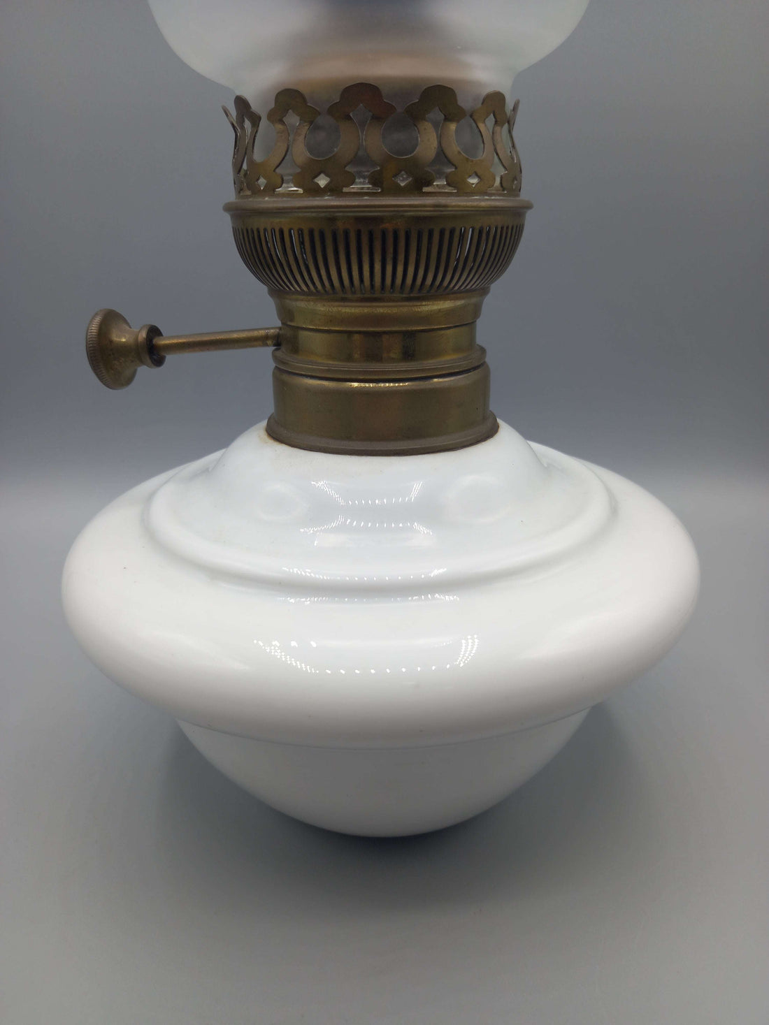 Quinque de opalina blanca para mesa con base redonda y detalles en latón. Decoración vintage ideal para hogar elegante y clásico.