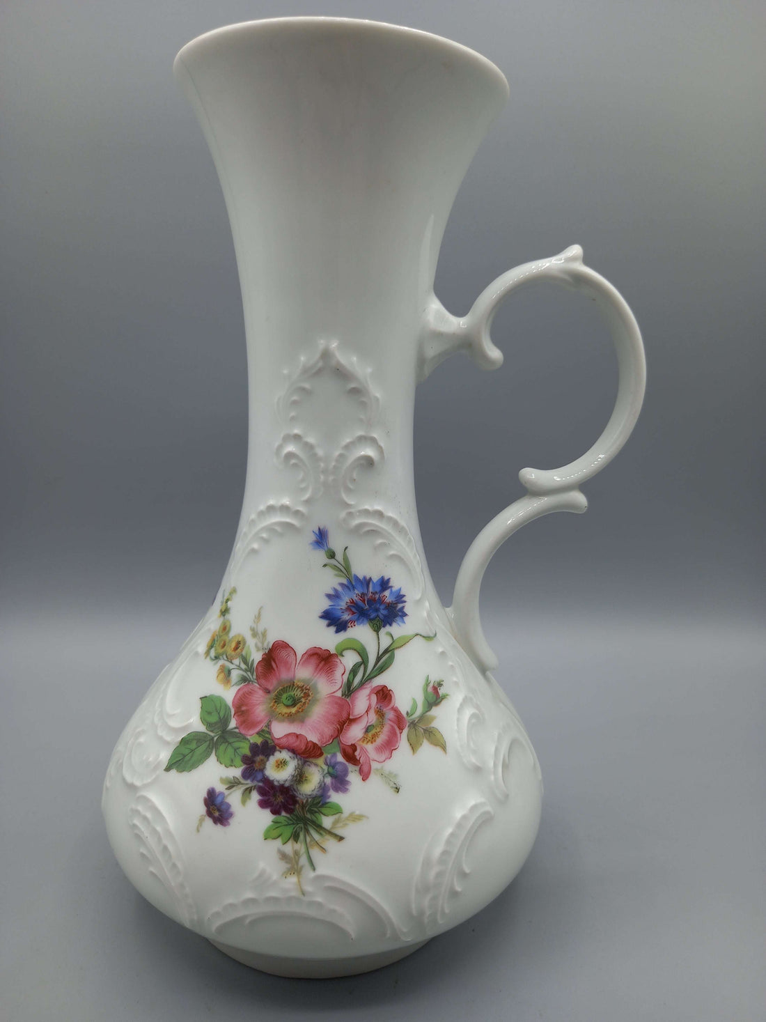 Jarrón de porcelana de Bavaria pintado a mano con flores coloridas en relieve, ideal para decoración elegante de interiores.