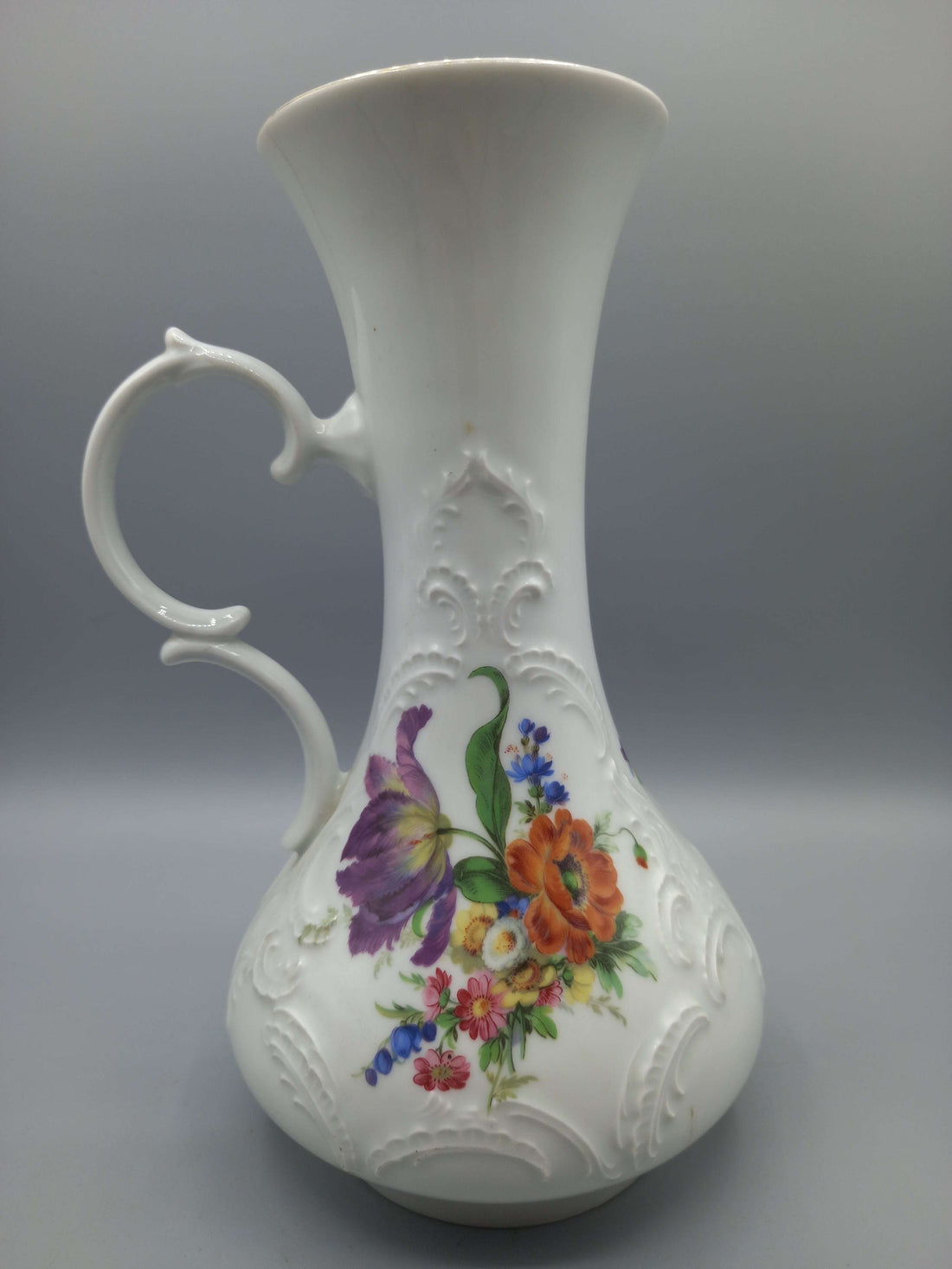 Jarrón de porcelana de Bavaria pintado a mano con flores coloridas en relieve, ideal para decoración elegante de interiores.
