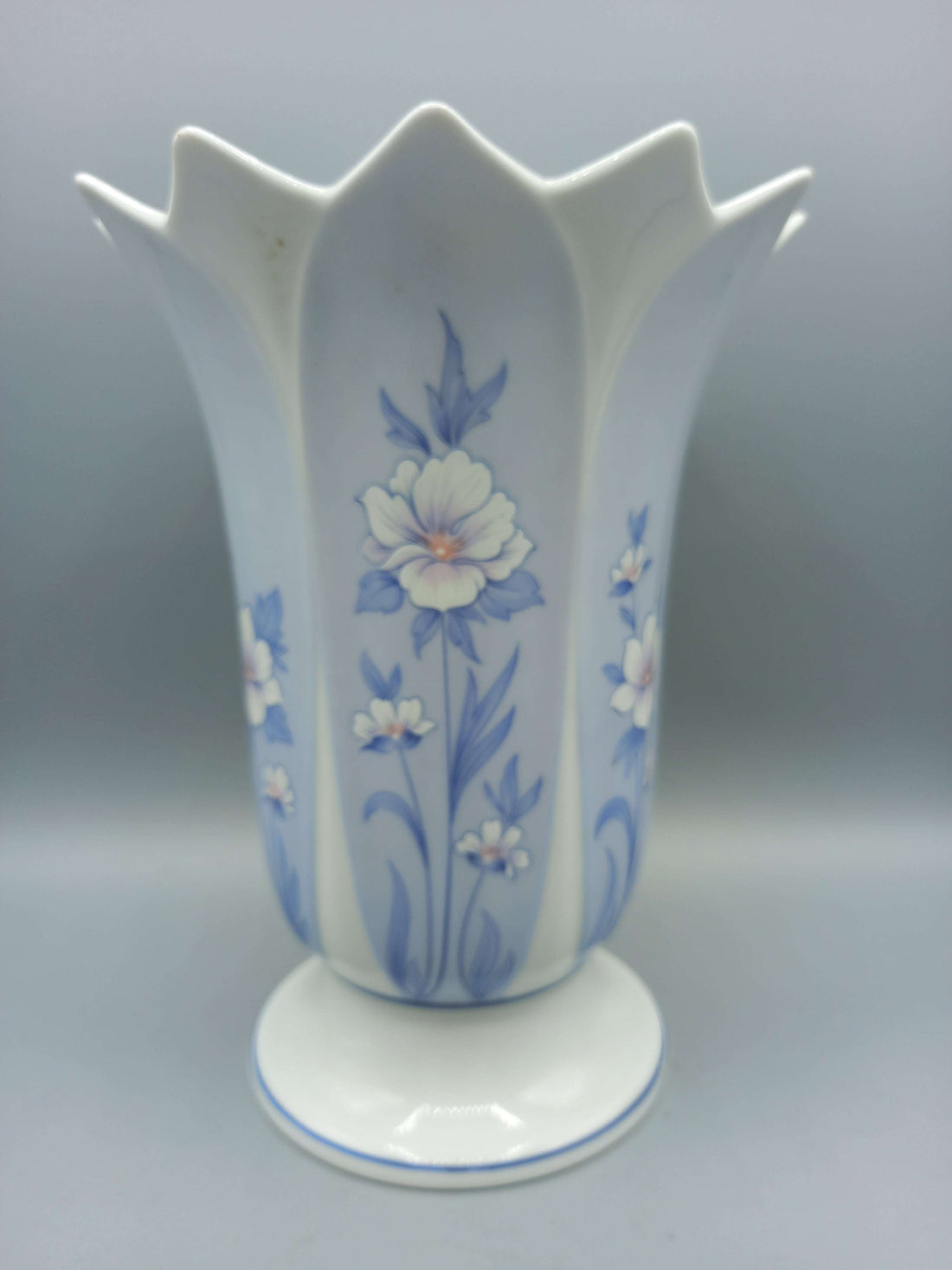 Jarrón de porcelana Capeans con diseño floral en tonos azul y blanco, decoración elegante y duradera para el hogar