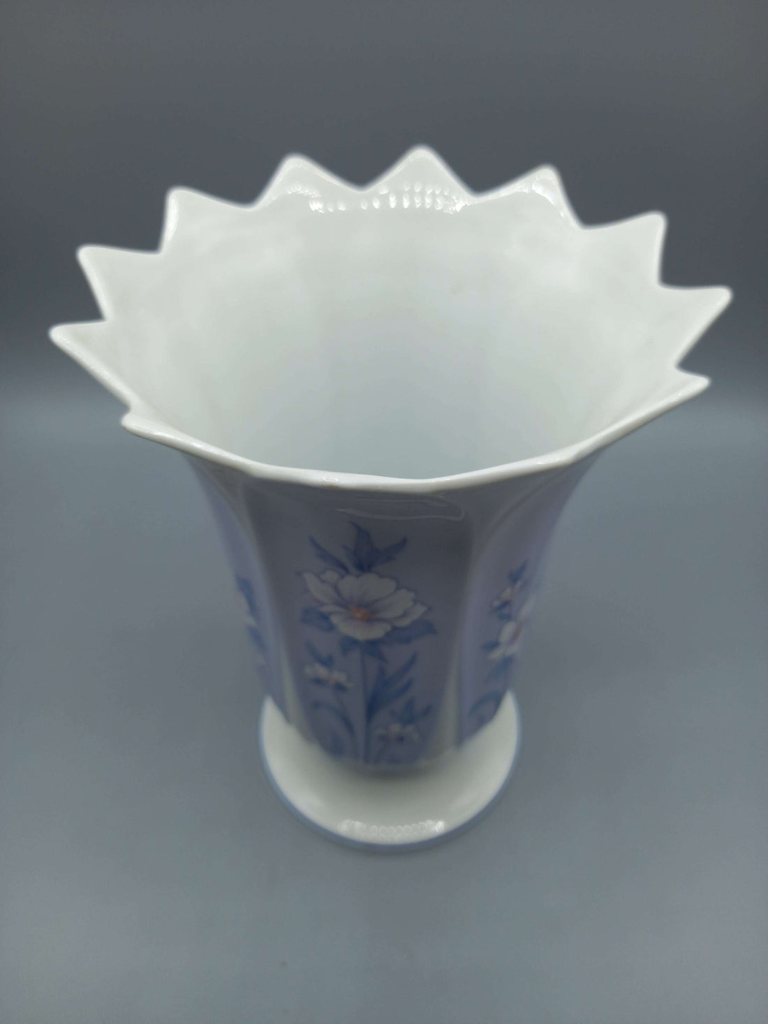 Jarrón de porcelana Capeans con diseño floral en tonos azul y blanco, decoración elegante y duradera para el hogar