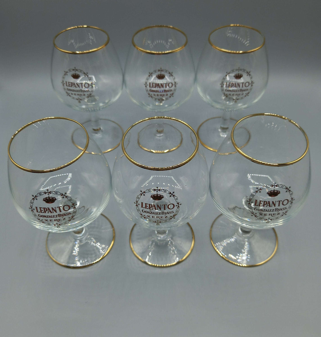 Copas Lepanto de González Byass - Elegancia y Tradición en Cristalería, juego de seis copas de brandy con borde dorado ideal para decoración refinada.