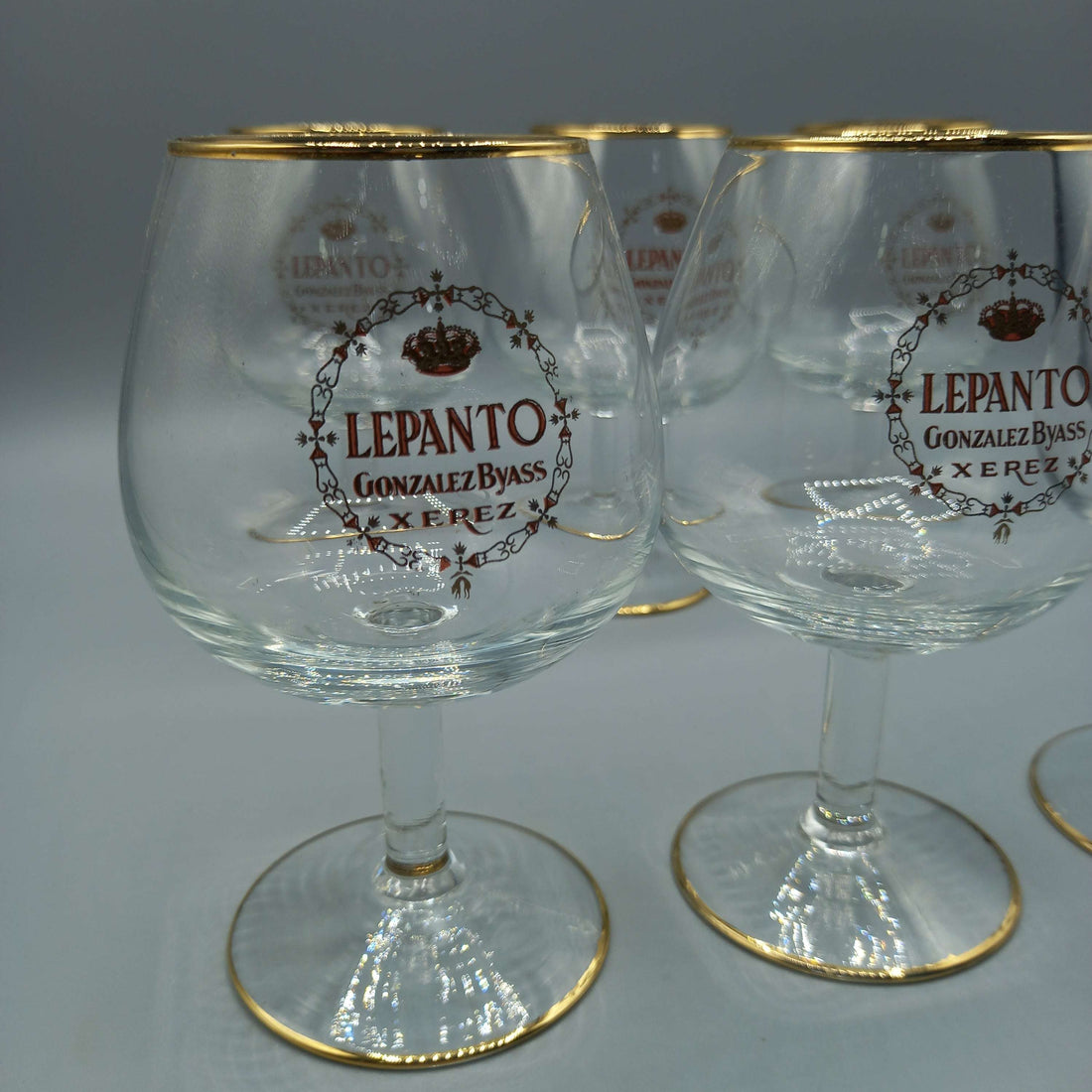 Copas Lepanto de González Byass - Elegancia y Tradición en Cristalería, juego de seis copas de brandy con borde dorado ideal para decoración refinada.
