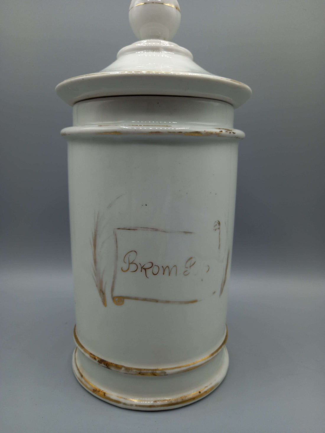 Tarro Albarelo Antiguo de Farmacia con Decoración Floral en Porcelana blanca, con rosas pintadas y detalles dorados. Ideal para decoración vintage en el hogar.