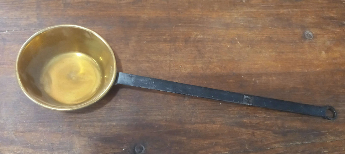 Cazo de metal antiguo de 52 cm con acabado dorado y mango negro, ideal para decoración vintage en el hogar. Excelente calidad y diseño artesanal.