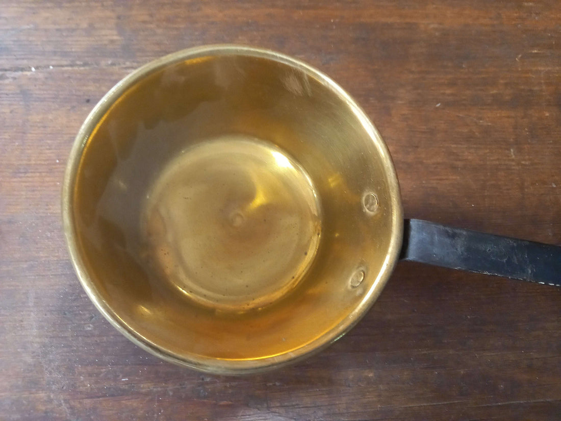 Cazo de metal antiguo de 52 cm con acabado dorado y mango negro, ideal para decoración vintage en el hogar. Excelente calidad y diseño artesanal.