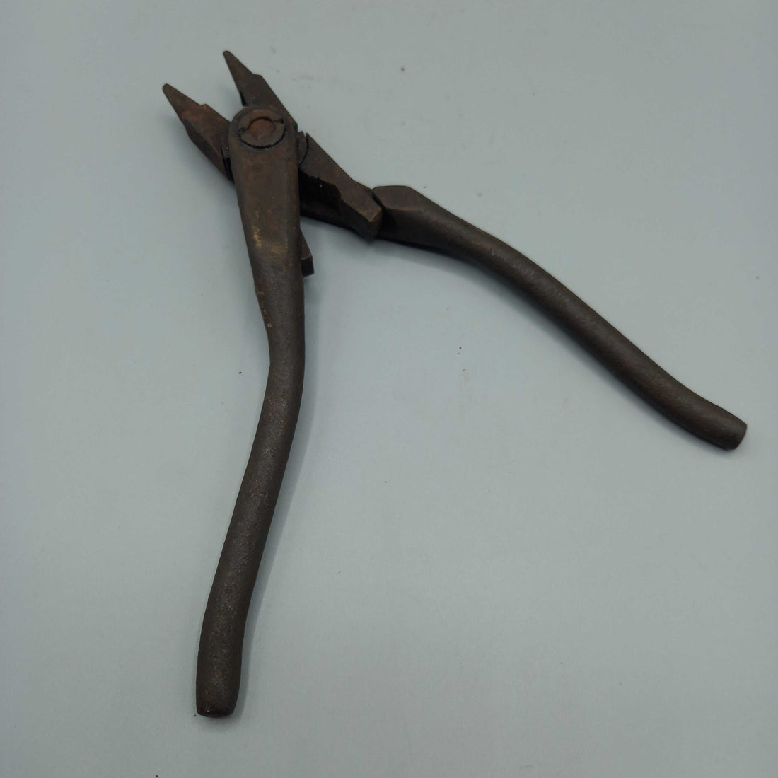 Antiguo alicate 2 en 1 con cabeza giratoria, excelente calidad, ideal para decoración vintage en talleres o espacios industriales.