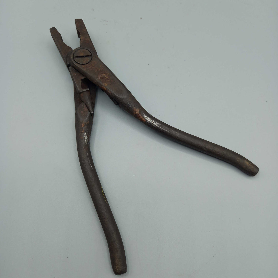 Antiguo alicate 2 en 1 con cabeza giratoria, excelente calidad, ideal para decoración vintage en talleres o espacios industriales.