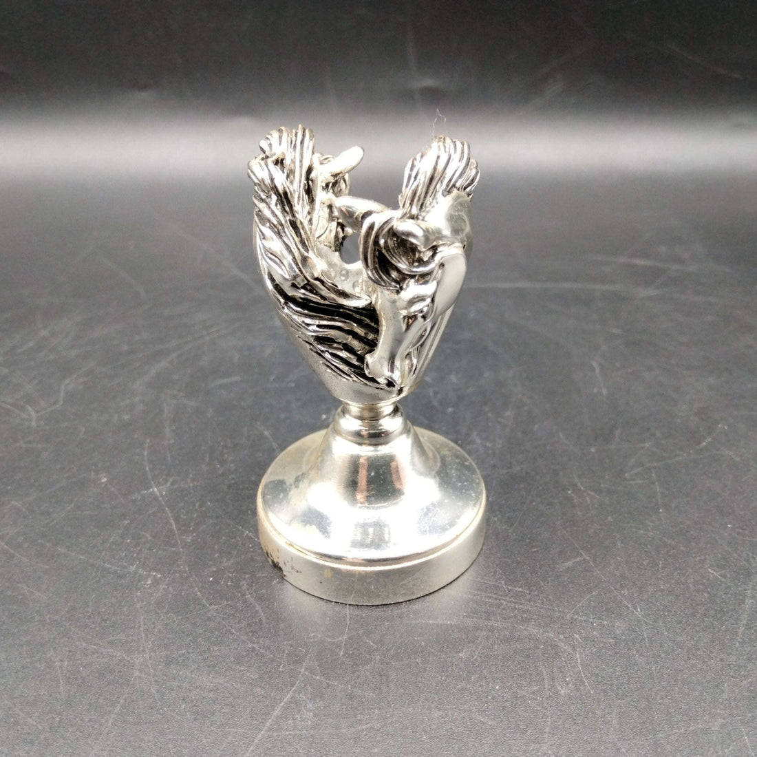 Sello de lacre caballos en metal plateado de 7cm con diseño detallado de dos cabezas de caballo entrelazadas. Ideal para decoración vintage o coleccionismo.