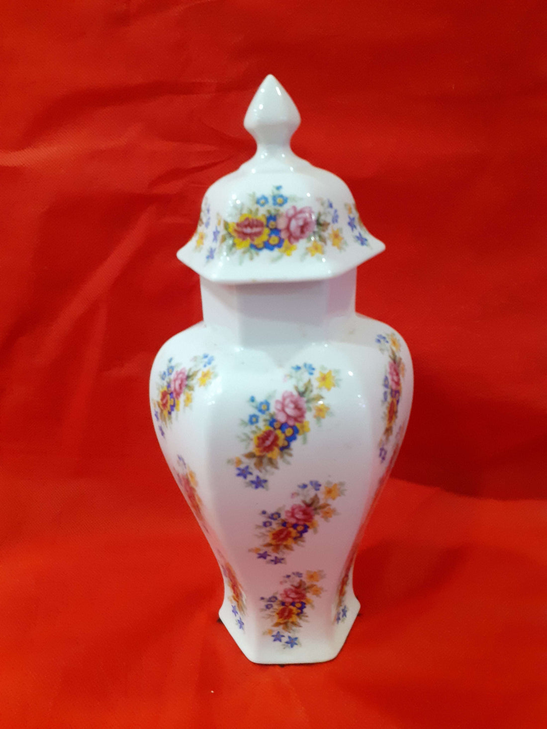 Tibor con motivo floral exclusivo en porcelana blanca con flores vintage, ideal para decorar salones clásicos o colecciones elegantes.