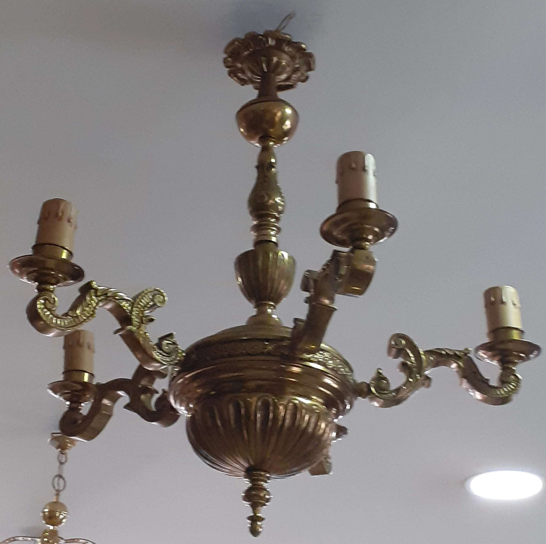 Lámpara de techo de bronce con 5 brazos - vintage, ideal para decoración clásica en salones elegantes. Diseño antiguo con acabados ornamentales.