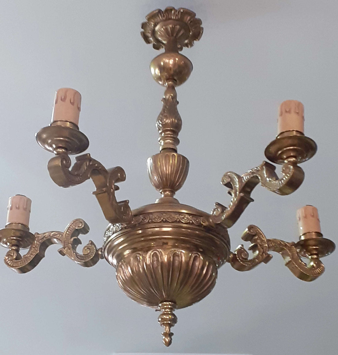 Lámpara de techo de bronce con 5 brazos - vintage, ideal para decoración clásica en salones elegantes. Diseño antiguo con acabados ornamentales.