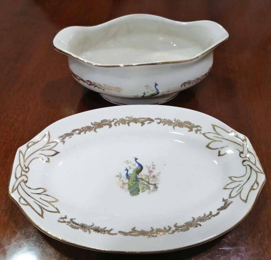 Salsera Pickman con bandeja de porcelana blanca, diseño elegante con pavos reales y bordes dorados. Decoración clásica para el hogar.