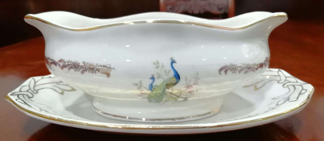 Salsera Pickman con bandeja de porcelana blanca, diseño elegante con pavos reales y bordes dorados. Decoración clásica para el hogar.