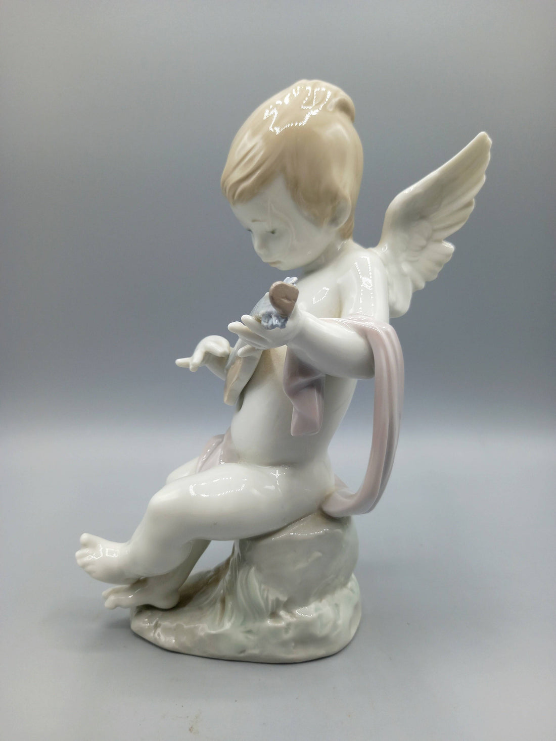 Figura Lladró Ángel con laúd de porcelana blanca, diseño de Fulgencio García 1987, ideal para decoración elegante en el hogar.