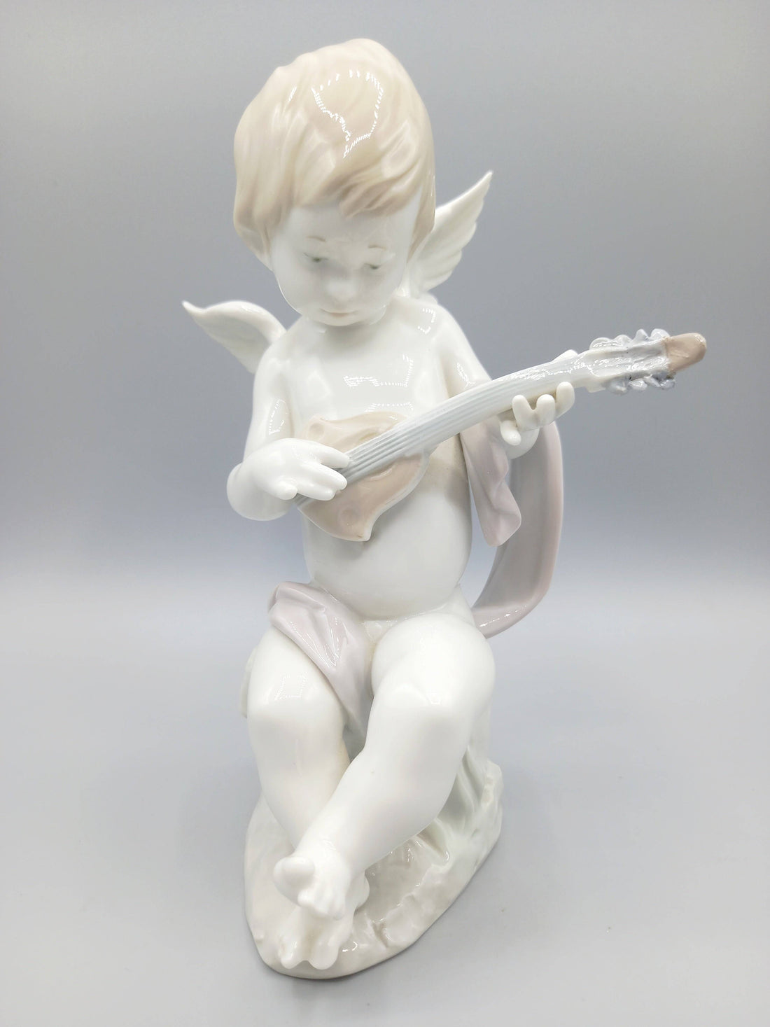 Figura Lladró Ángel con laúd de porcelana blanca, diseño de Fulgencio García 1987, ideal para decoración elegante en el hogar.