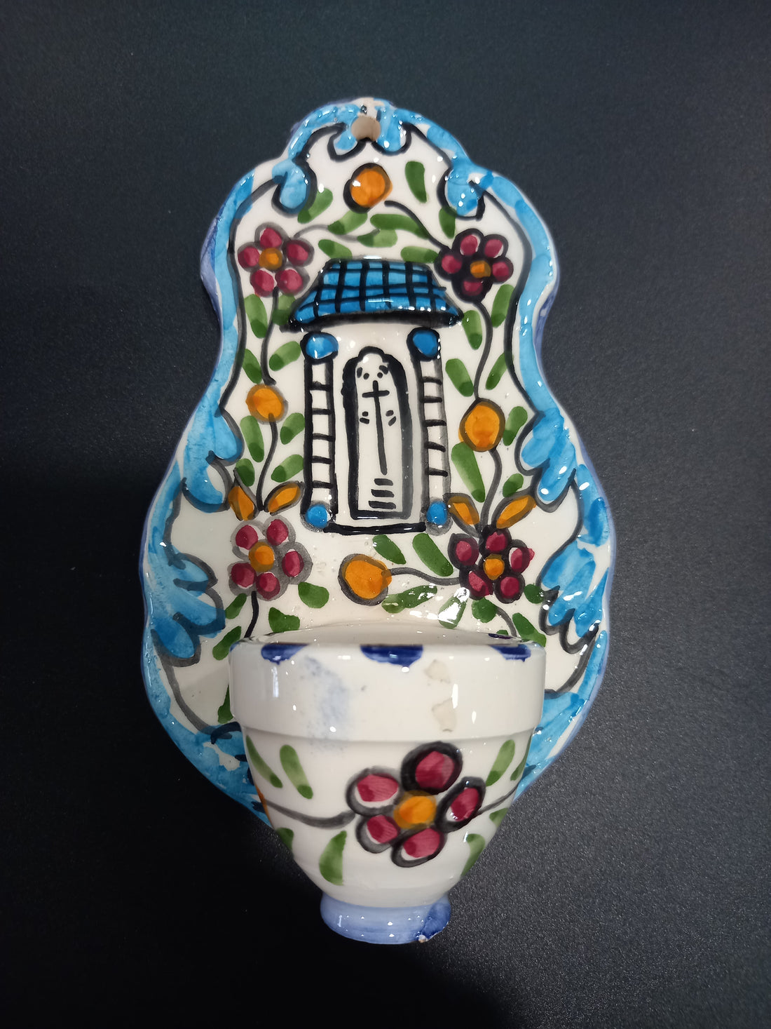 Vista frontal de la benditera, con su diseño detallado y colores vibrantes.
