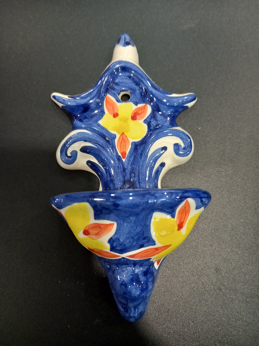  Vista frontal de la benditera, con su vibrante diseño artesanal pintado a mano.