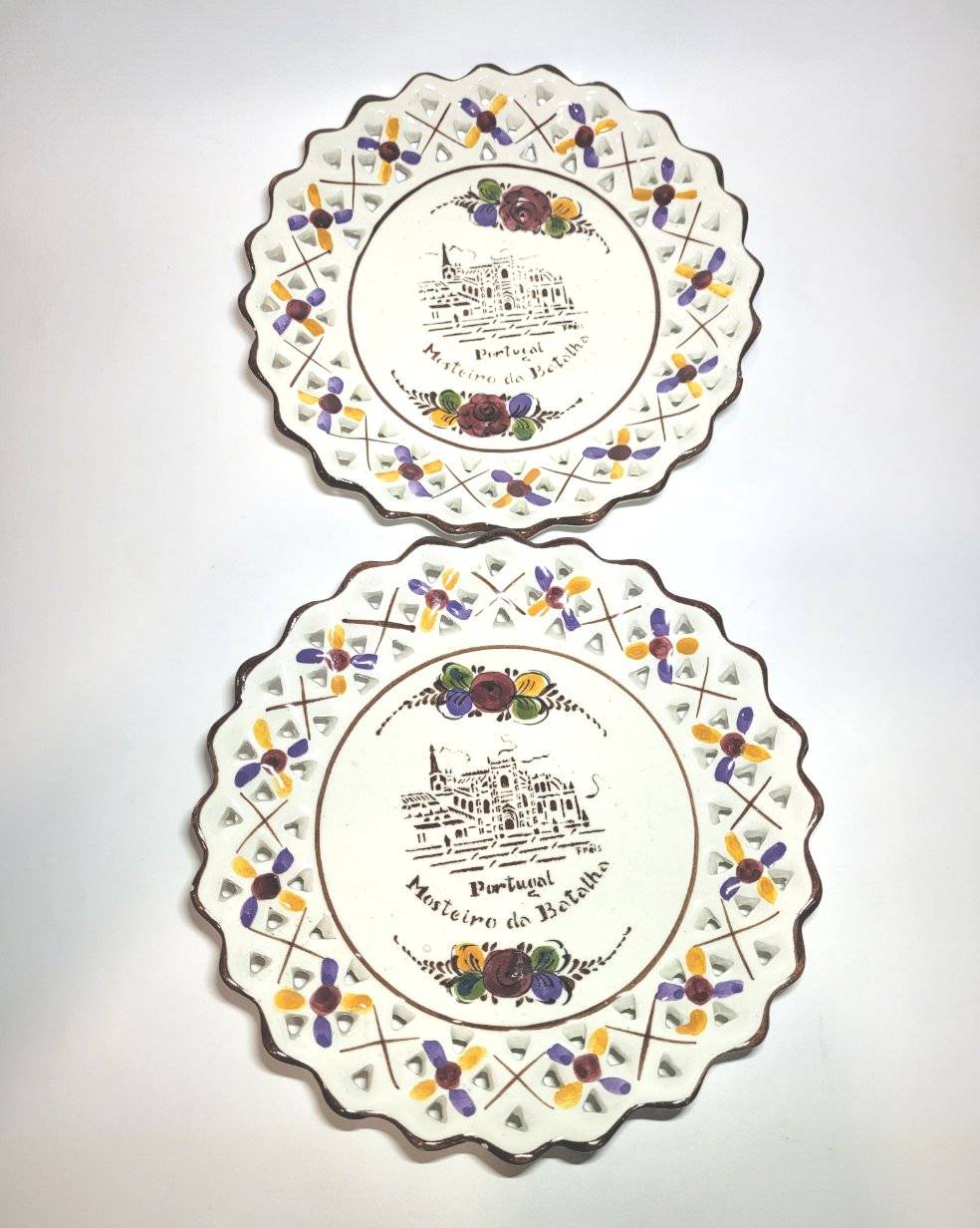 Pareja de platos portugueses Mosteiro de Batalha, calidad excepcional, con diseño floral y borde calado para decoración de pared.