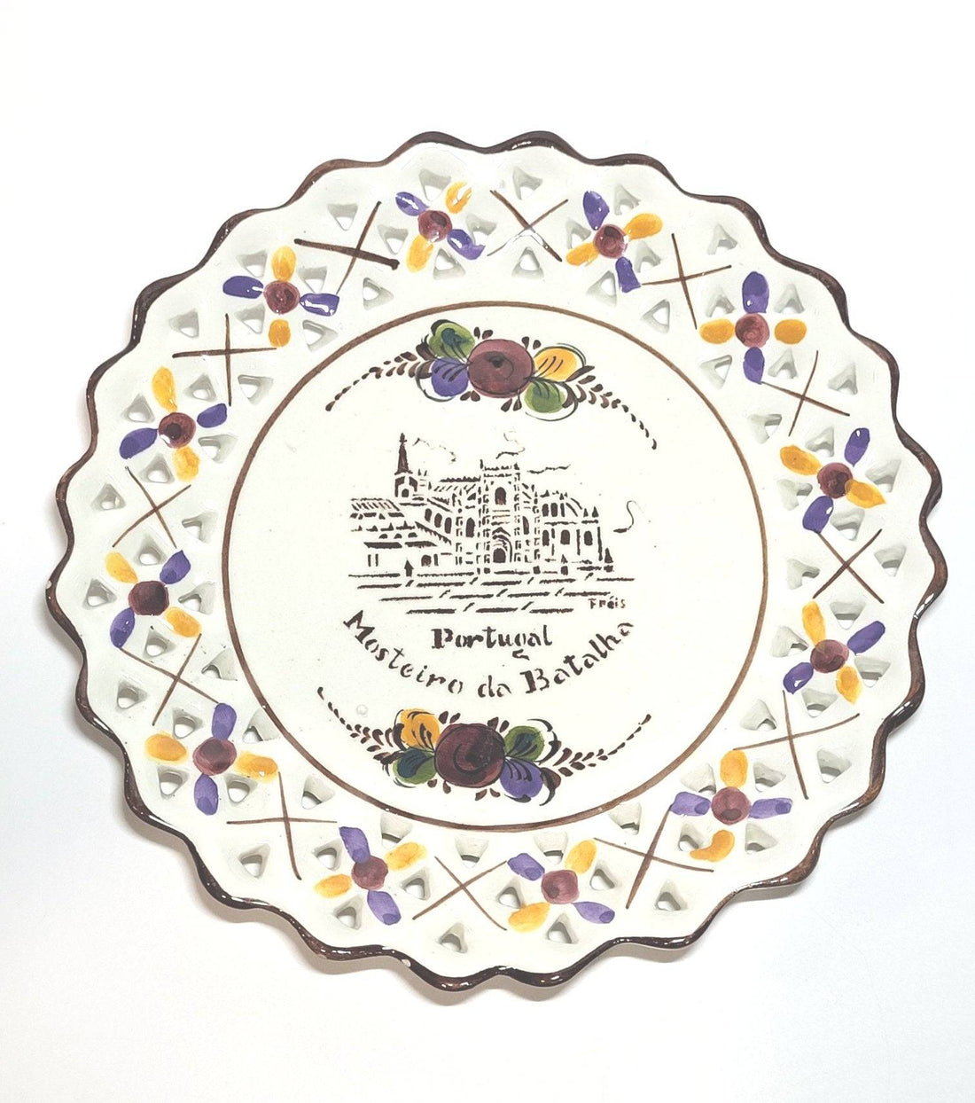 Pareja de platos portugueses Mosteiro de Batalha, calidad excepcional, con diseño floral y borde calado para decoración de pared.