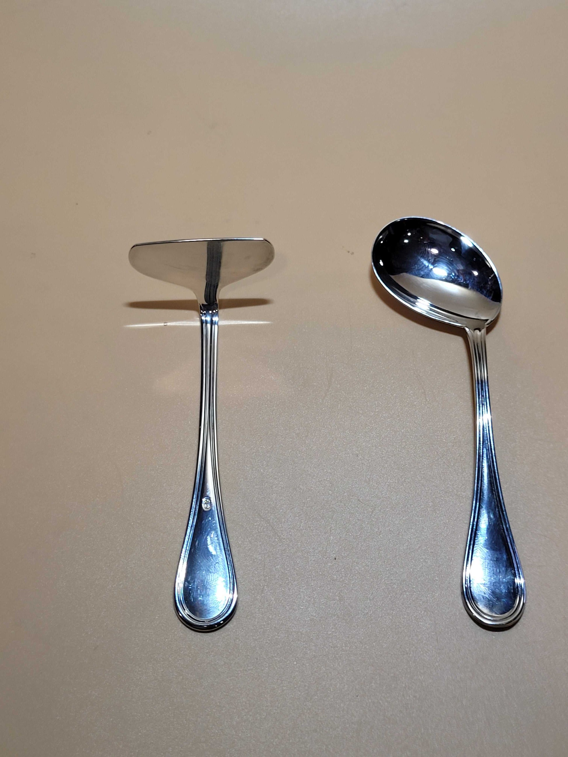 Cucharas para niños en metal plateado decoradas y elegantes, ideales para servir con estilo en decoración de hogar. Diseño clásico y duradero.