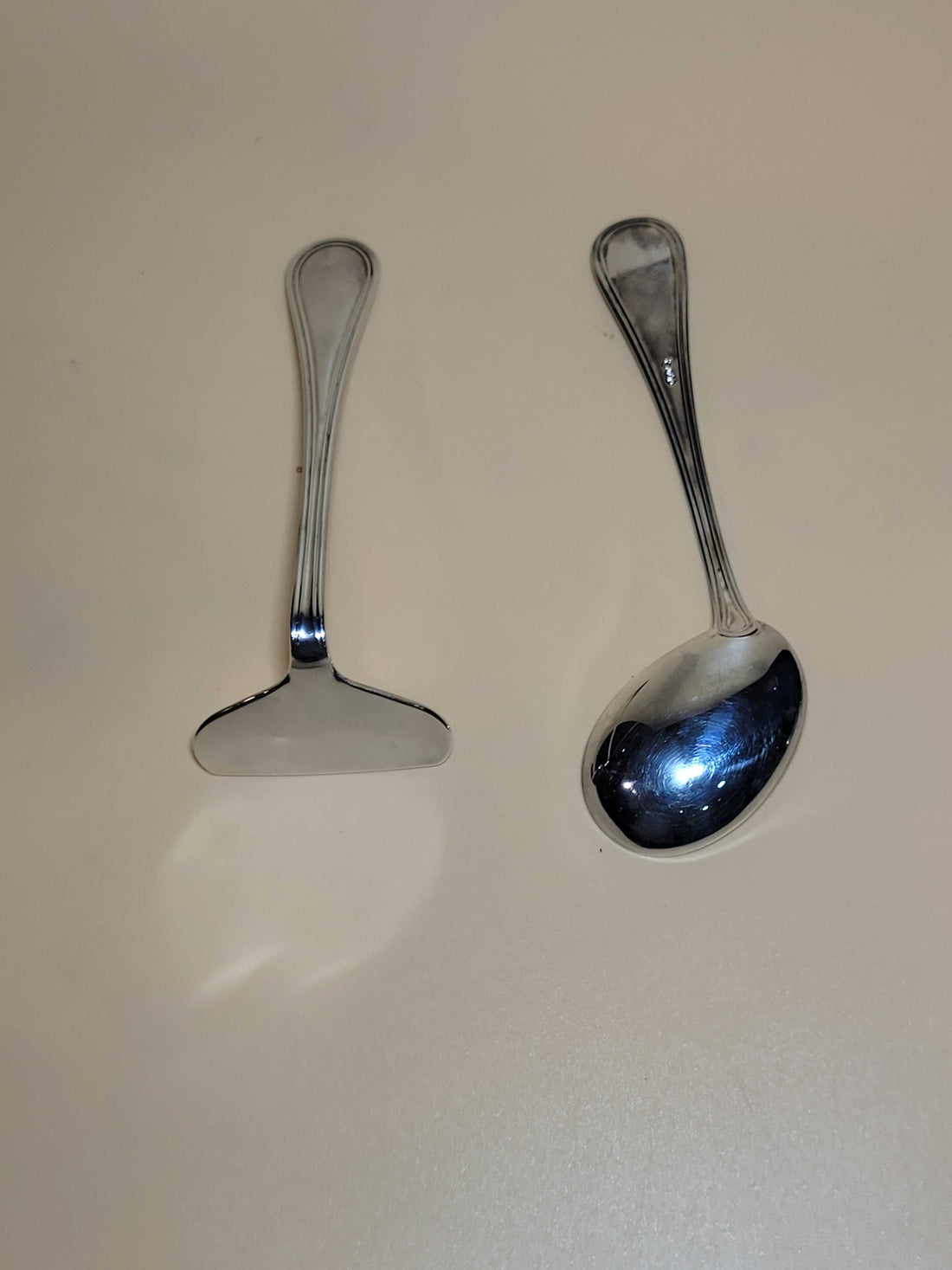 Cucharas para niños en metal plateado decoradas y elegantes, ideales para servir con estilo en decoración de hogar. Diseño clásico y duradero.