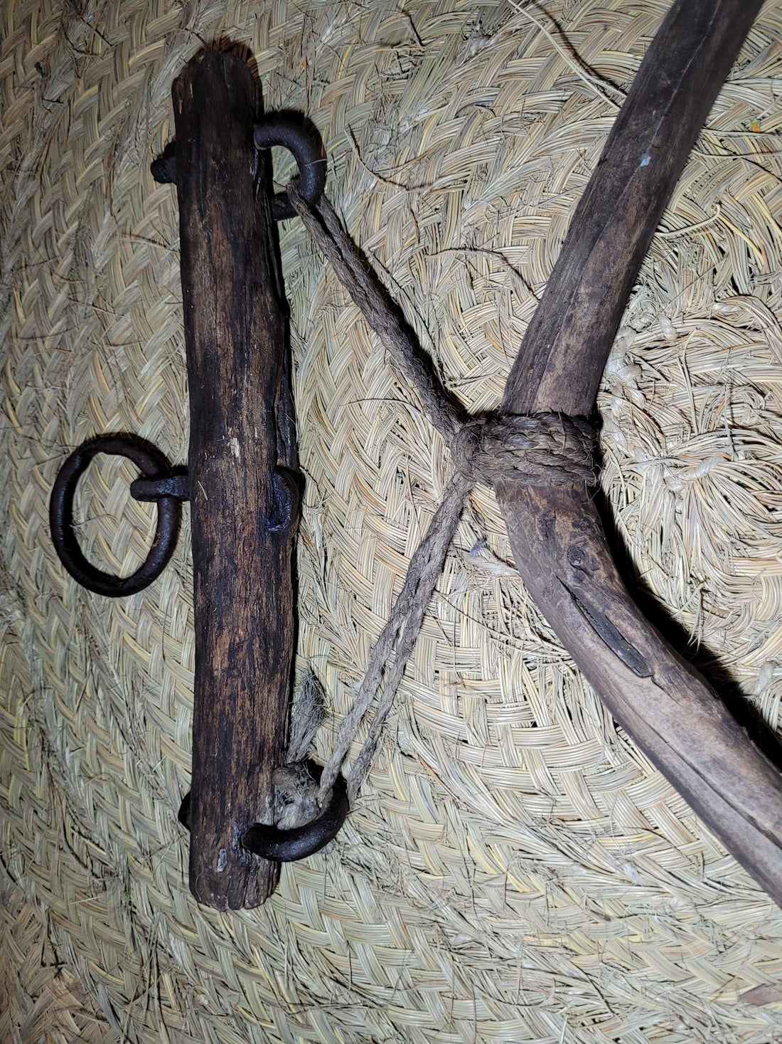 Camal de acebuche y encina - Camal rústico de madera con argollas de hierro, herramienta funcional de 60x40cm para decoración de hogar y jardín.