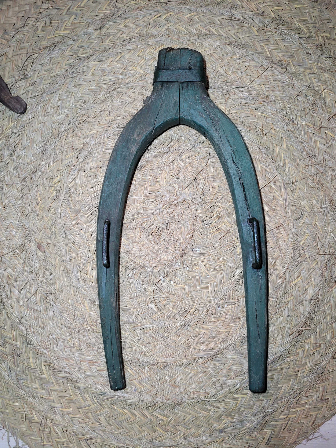 Horcate Aéreo de madera de encina en herradura para caballerías, pieza rústica decorativa ideal para establos o decoración rural en el hogar.