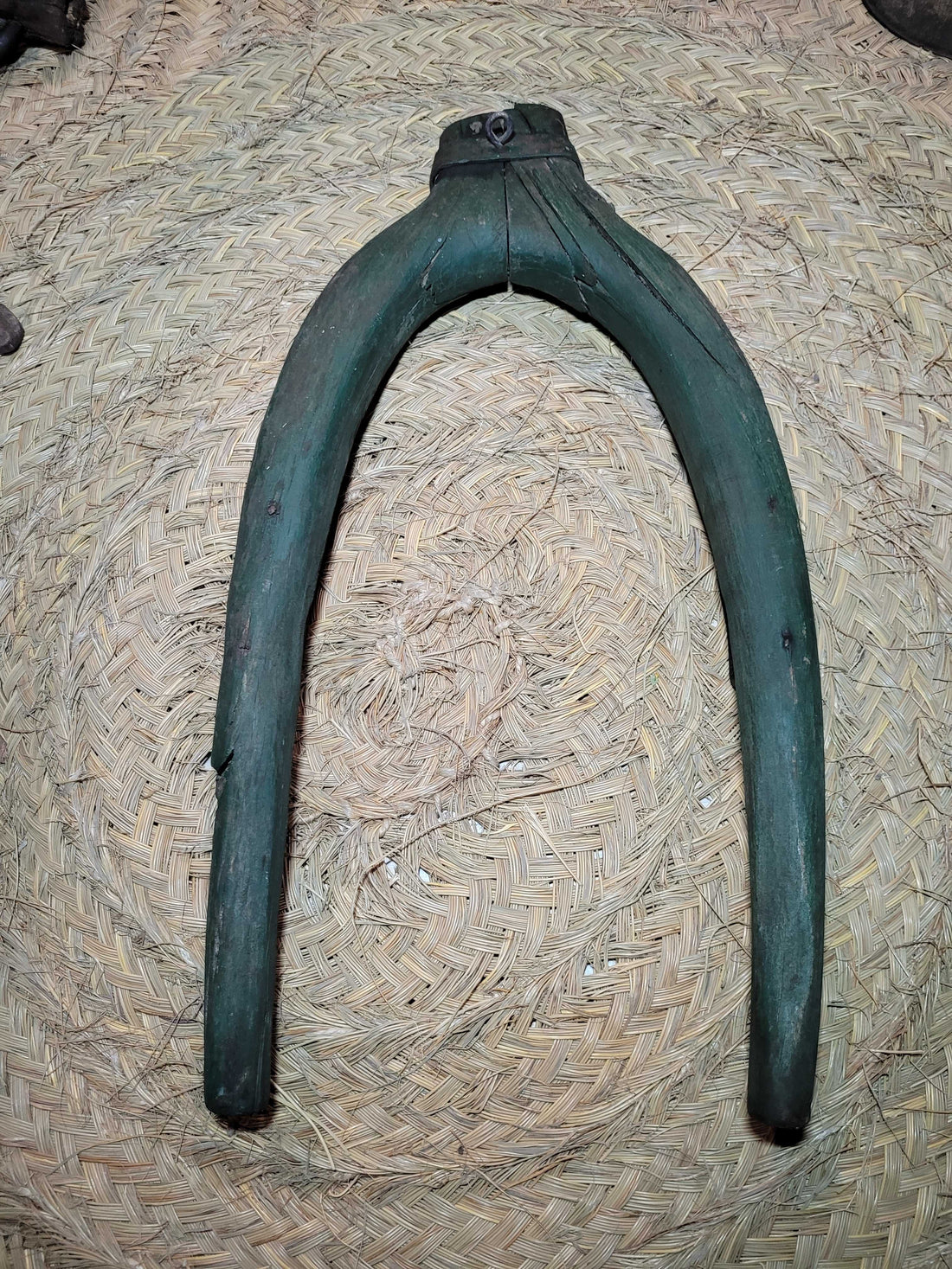 Horcate Aéreo de madera de encina en herradura para caballerías, pieza rústica decorativa ideal para establos o decoración rural en el hogar.