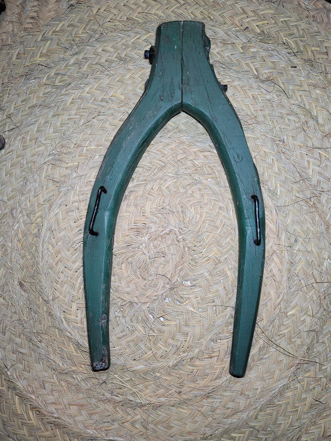 Horcate aéreo de madera de encina para caballerías con ganchos metálicos, ideal como decoración rústica en hogar o jardín.