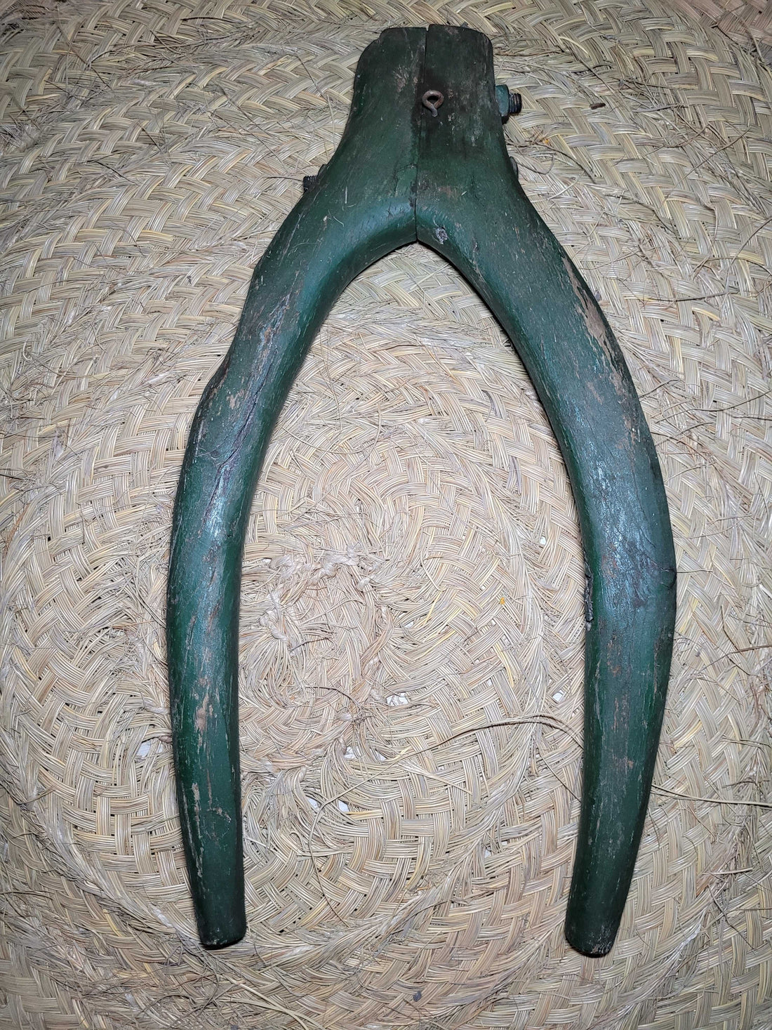 Horcate aéreo de madera de encina para caballerías con ganchos metálicos, ideal como decoración rústica en hogar o jardín.