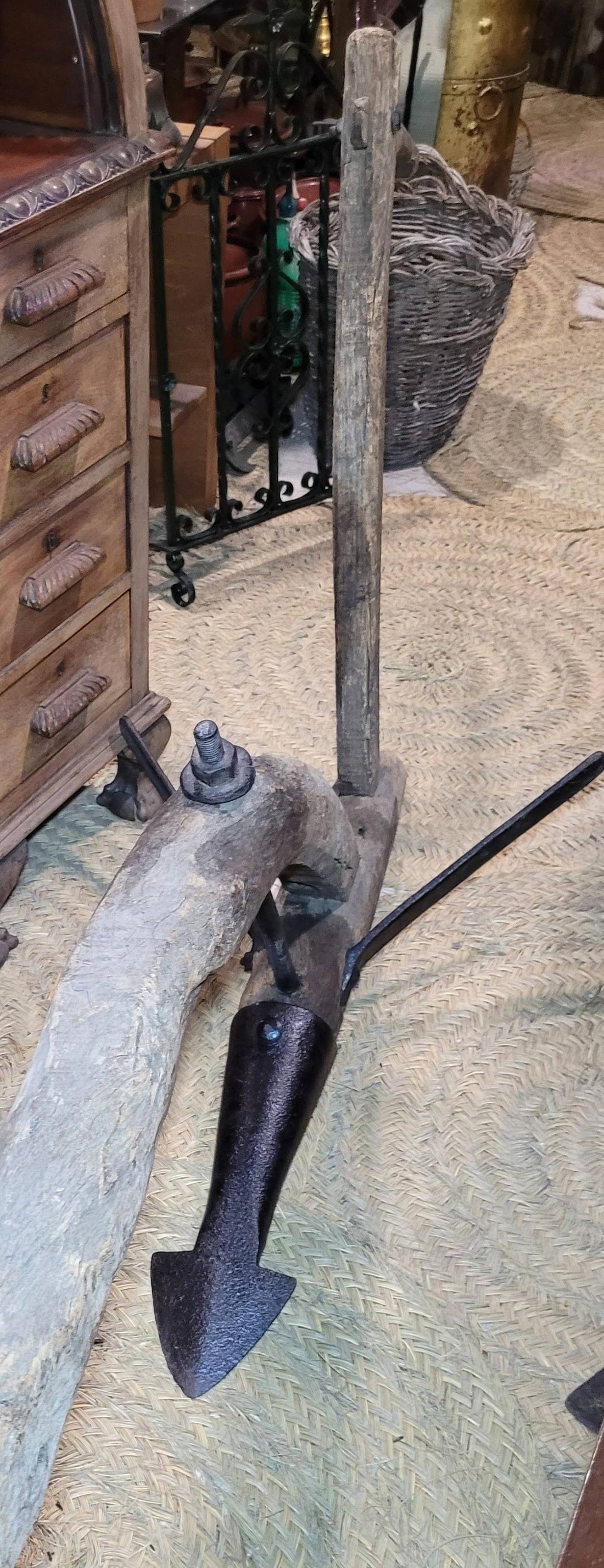 Arado Romano de madera tradicional con punta metálica, pieza antigua de labranza ideal para decoración rústica en hogar o jardín.