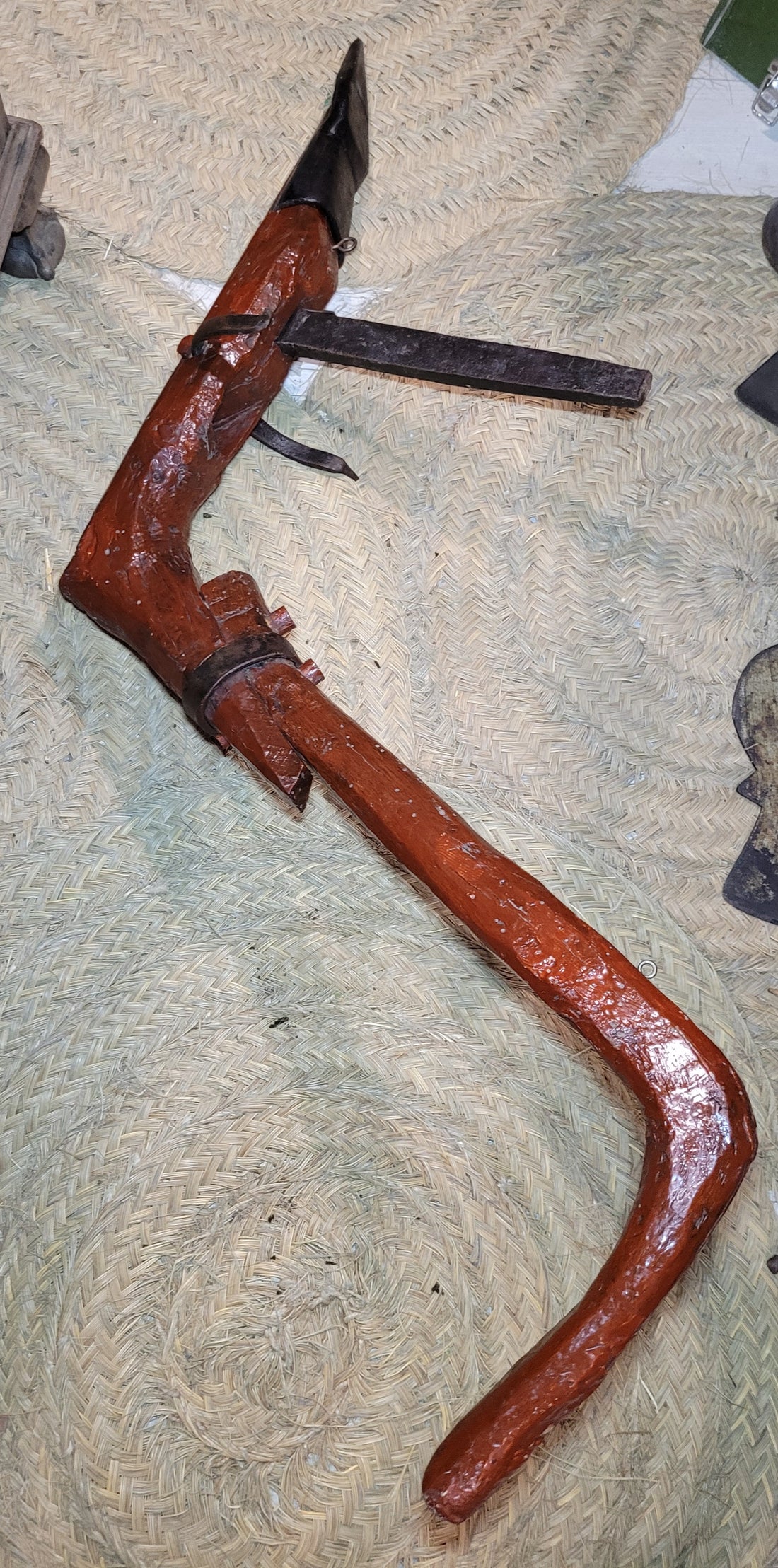 Arado antiguo de madera con punta metálica y bridas, ideal para decoración rústica en hogar o jardín. Medidas aproximadas 136x71.5 cm.