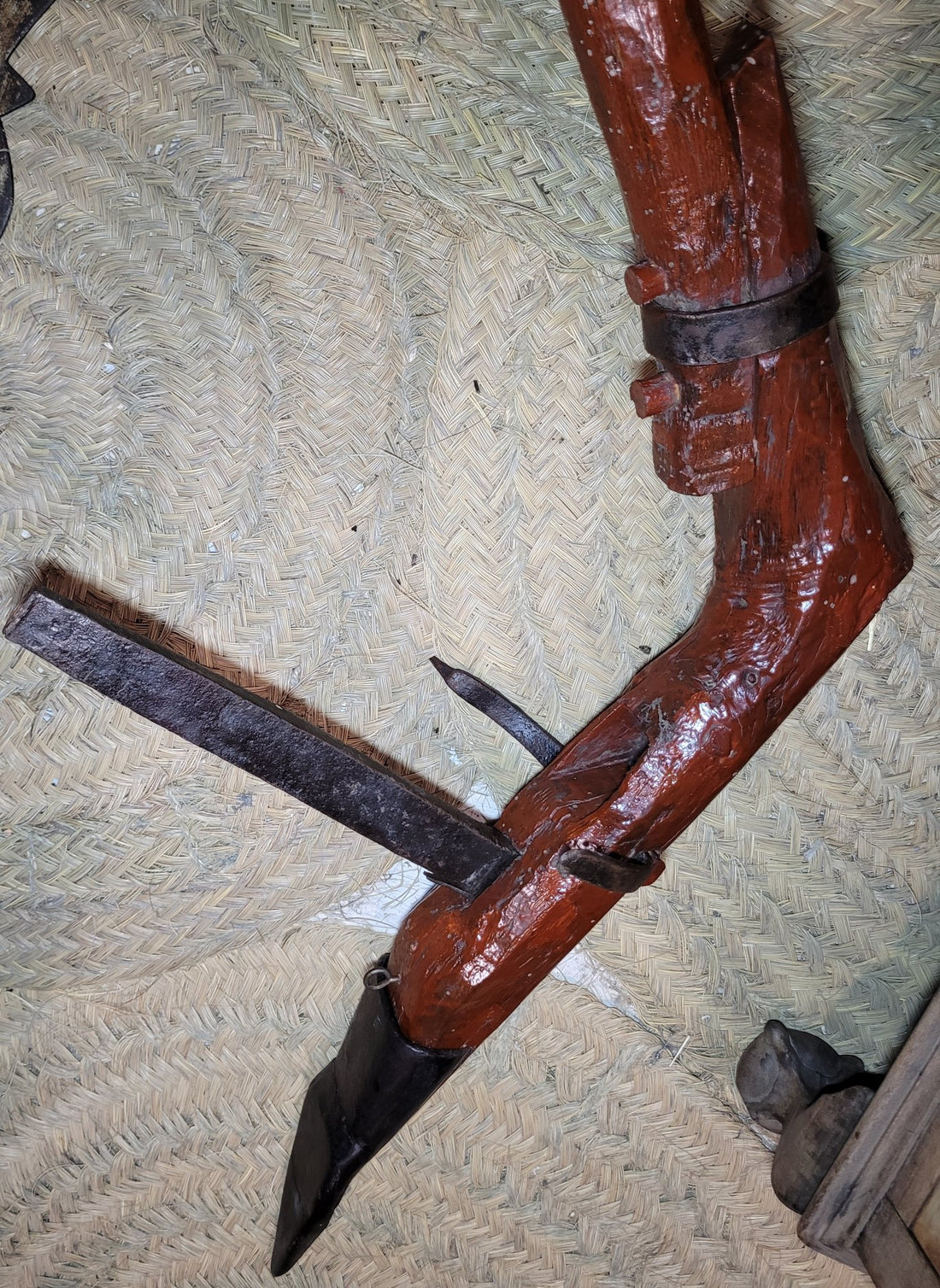 Arado antiguo de madera con punta metálica y bridas, ideal para decoración rústica en hogar o jardín. Medidas aproximadas 136x71.5 cm.