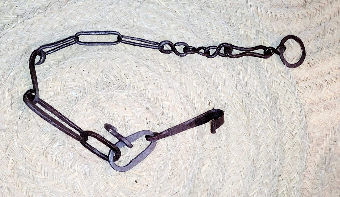 Cadena - Llares de Hierro para Colgar Calderos al Fuego de 125 cm sobre fondo de mimbre. Ideal para decoración rústica en cocinas tradicionales.