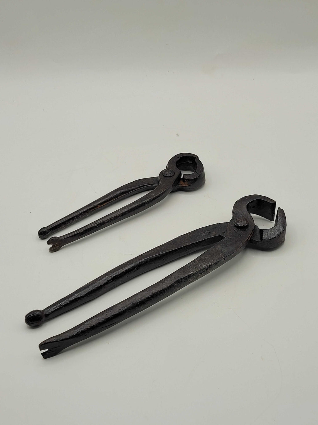 Tenazas de carpintero para quitar clavos de alta calidad, diseño robusto y acabado antiguo. Herramienta decorativa ideal para hogar y jardín.