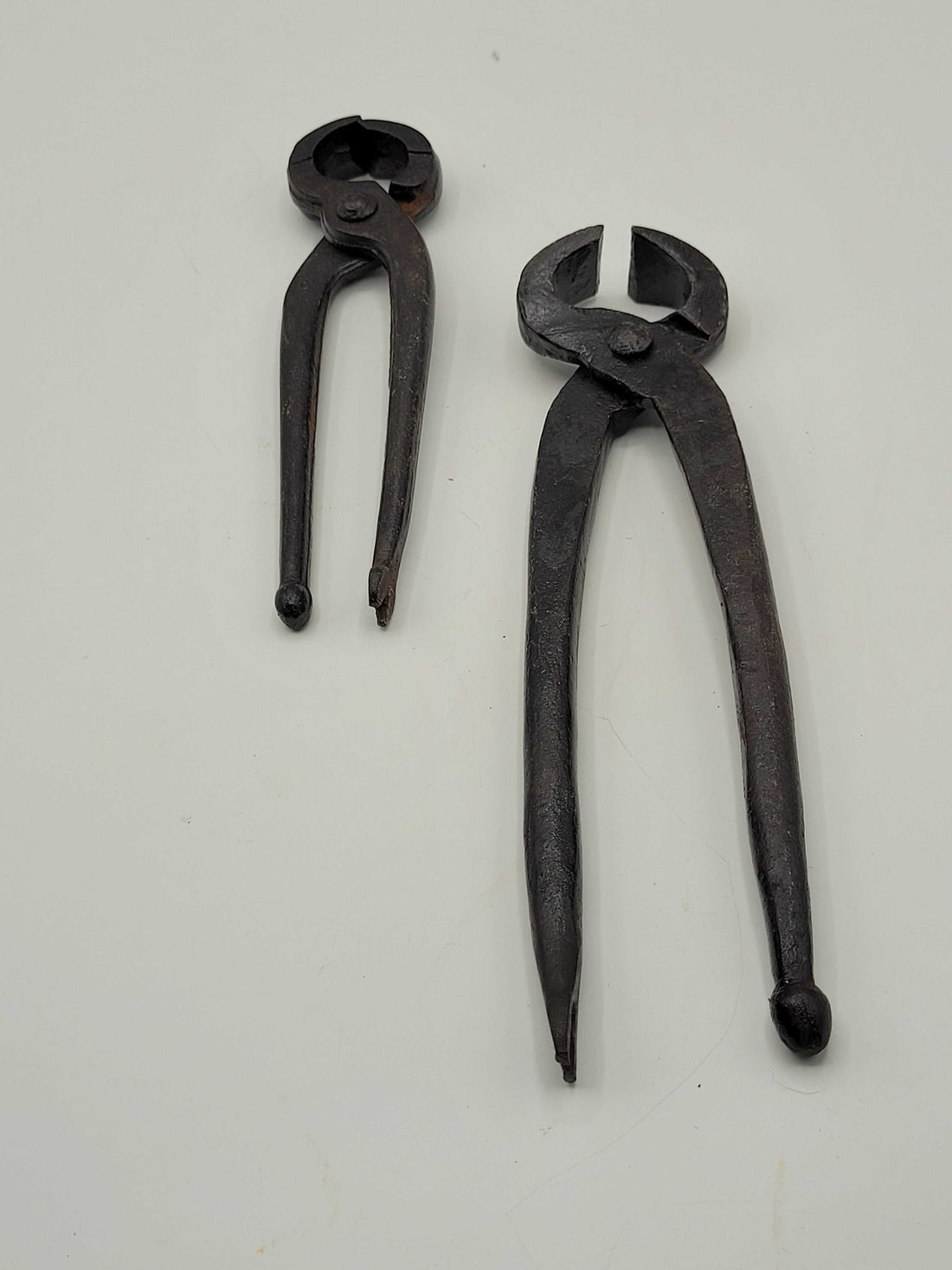 Tenazas de carpintero para quitar clavos de alta calidad, diseño robusto y acabado antiguo. Herramienta decorativa ideal para hogar y jardín.