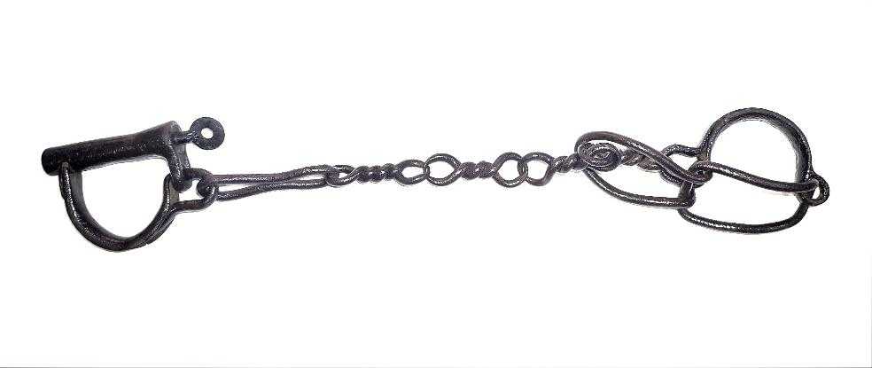 Traba Antigua Siglo XIX - Traba | Pieza Histórica Única de hierro forjado usada para sujetar bestias o prisioneros. Decoración rústica con valor histórico.