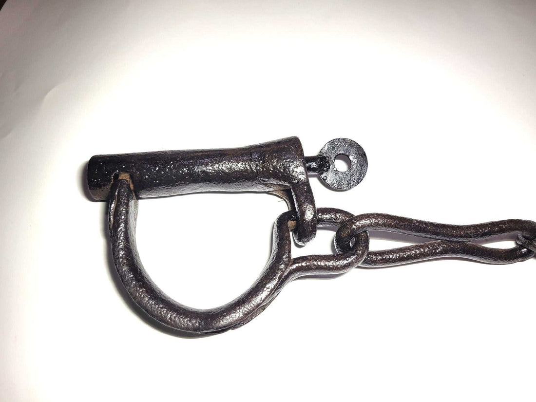 Traba Antigua Siglo XIX - Traba | Pieza Histórica Única de hierro forjado usada para sujetar bestias o prisioneros. Decoración rústica con valor histórico.