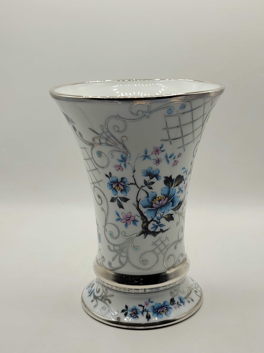 Jarrón de Bohemia decorado con hilo de plata y flores azules, diseño único ideal para decoración de interiores elegantes.