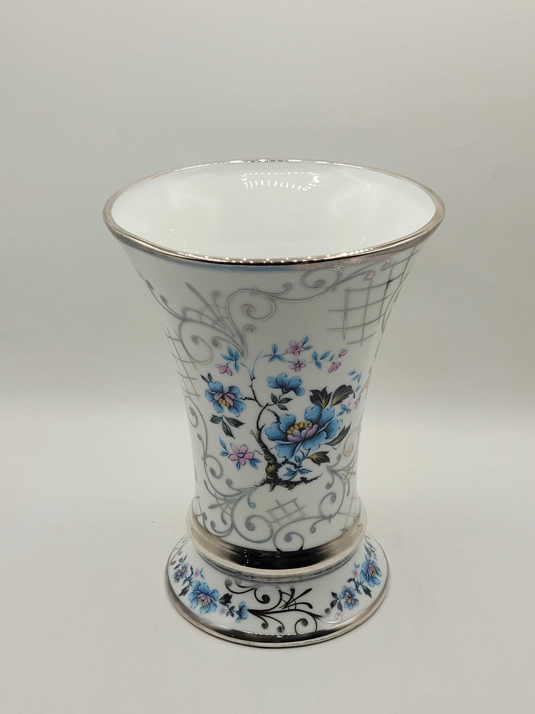 Jarrón de Bohemia decorado con hilo de plata y flores azules, diseño único ideal para decoración de interiores elegantes.