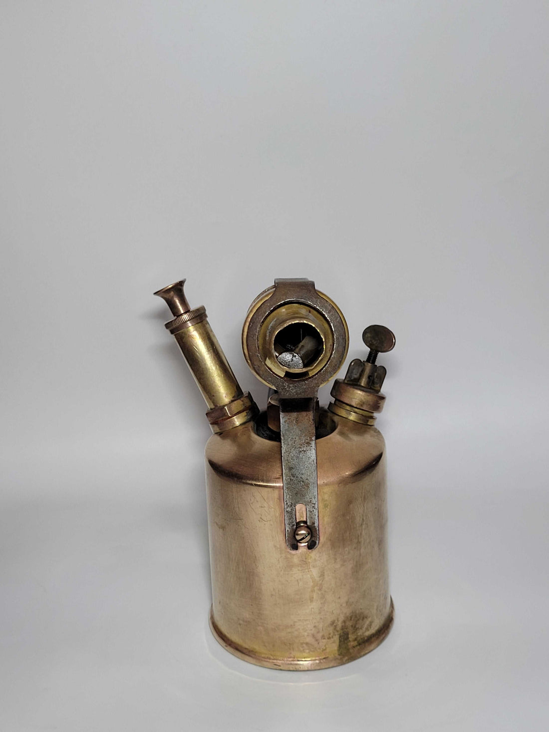 Lámparilla de fontanero antigua de colección en latón con mango negro, estilo vintage ideal para decoración rústica o industrial.