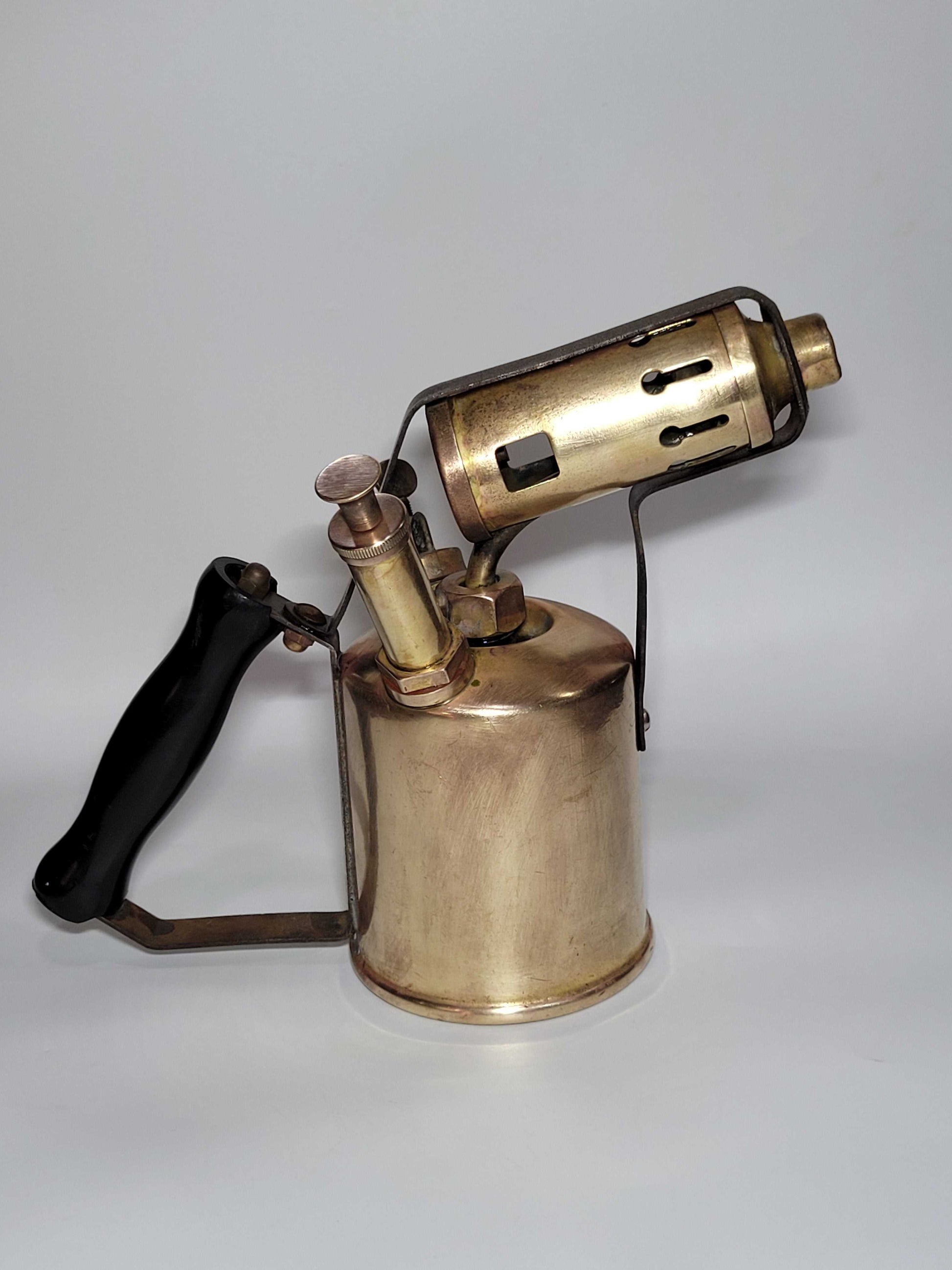 Lámparilla de fontanero antigua de colección en latón con mango negro, estilo vintage. Ideal para decoración rústica o industrial en el hogar.