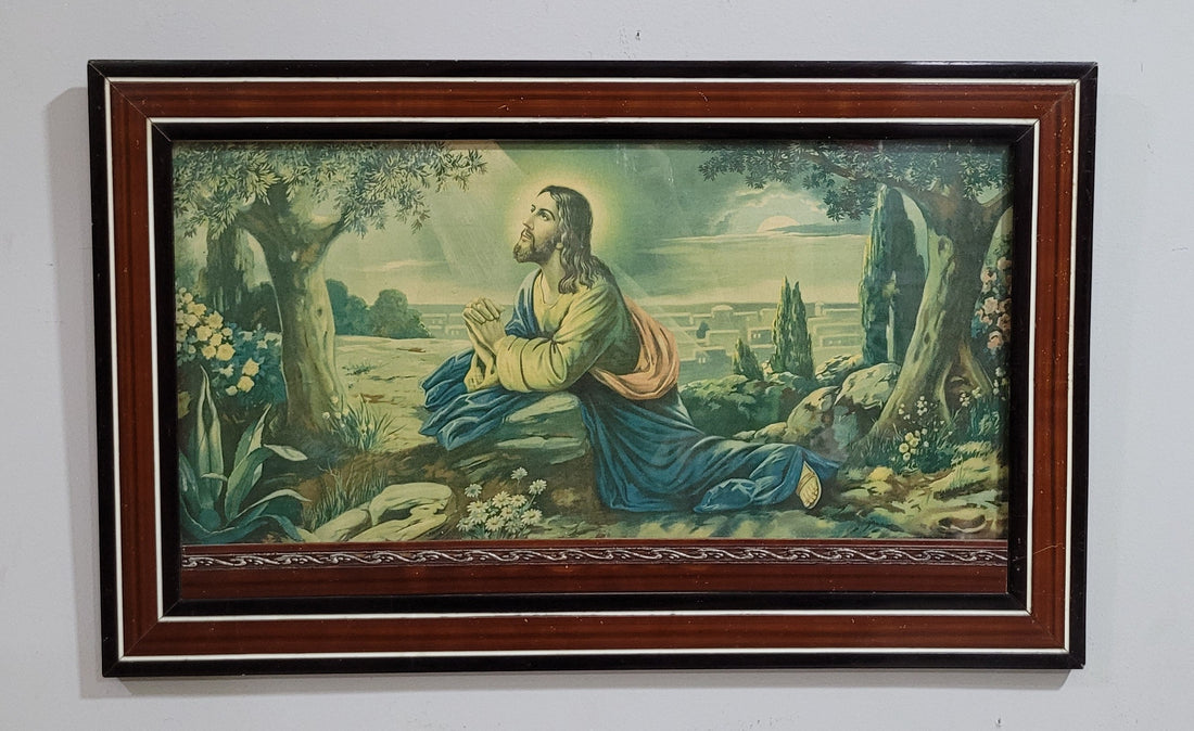 Vista frontal del cuadro de Jesús orando en el huerto con colores vivos