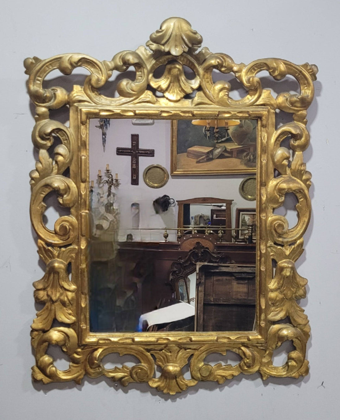 Espejo Isabelino Dorado con penacho tallado del siglo XIX, marco ornamentado en madera dorada ideal para decoración histórica de interiores.