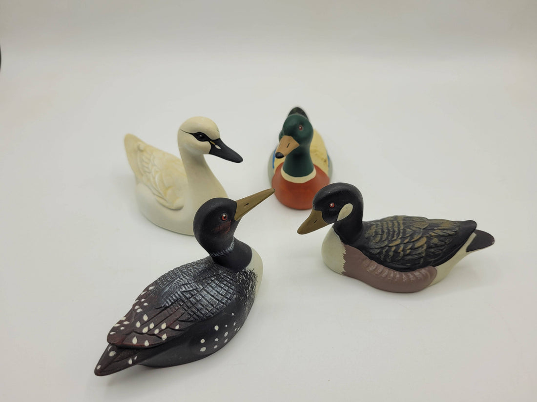 Colección de patos de porcelana pintados a mano en diferentes colores, ideal para decoración de interiores. Set de 4 figuras únicas de 10x6cm.