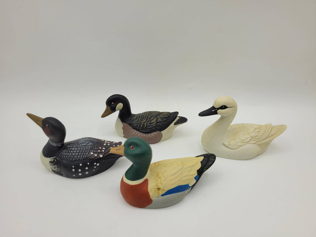 Colección de patos de porcelana pintados a mano en diferentes colores, ideal para decoración de interiores. Set de 4 figuras únicas de 10x6cm.
