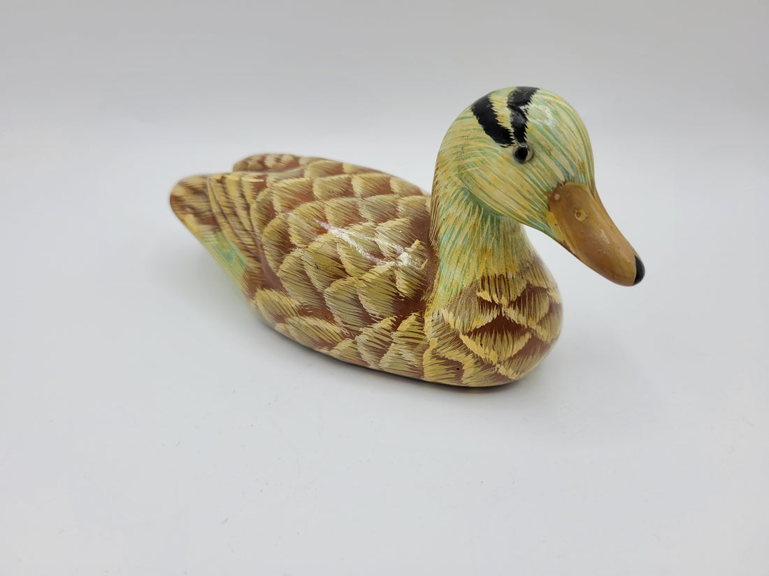 Pato de cerámica pintado a mano con detalles florales, vista frontal